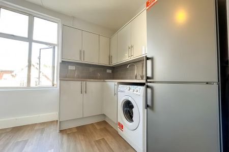1 bedroom in a flat share to rent - Photo 5