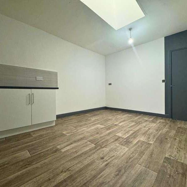 Flat, Carters Green, West Bromwich, B70 - Photo 1