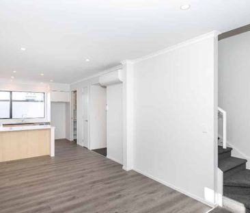 Executive Living On London Street - Photo 1