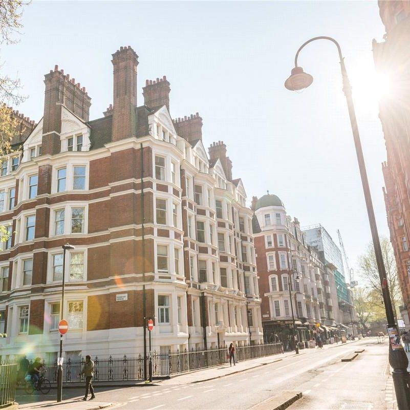 3 bedroom flat in Bloomsbury - Photo 1