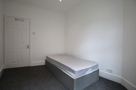 3 bedroom flat to rent - Photo 4