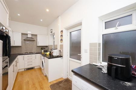 1 bedroom in a house share to rent - Photo 5