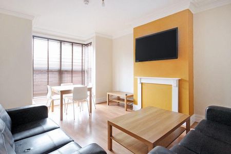 4 bedroom terraced house to rent - Photo 2