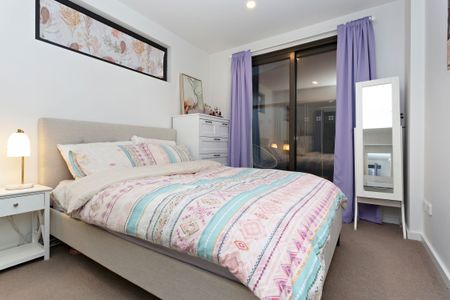 Modern One-Bedroom Apartment in Carnegie - Photo 4