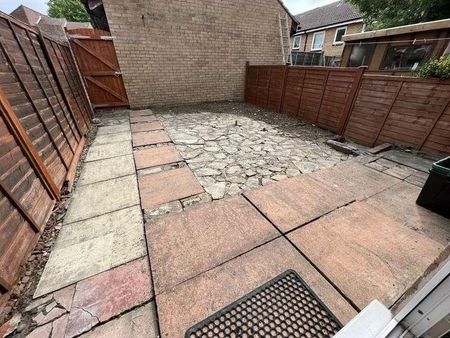 Aspen Close, Frome, Somerset, BA11 - Photo 2