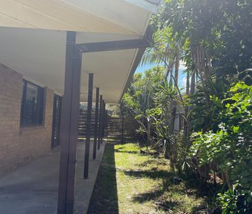 Two bedroom duplex, minutes from Lennox Beach - Photo 4