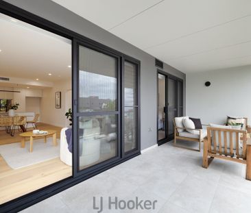 LUXURY LAKESIDE LIVING - Photo 4