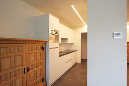 Ruim, gelijkvloers appartement met 2 slaapkamers, terras en een autostaanplaats! - Foto 5