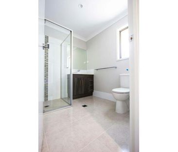 Stylish 4 Bedroom Family Home - Photo 4