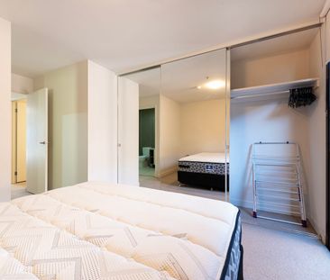 Furnished - stylish 2 bedroom apartment - Photo 3