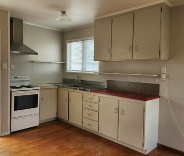 LOCATION LOCATION CLOSE TO MOTORWAY AND SCHOOLS - Photo 2