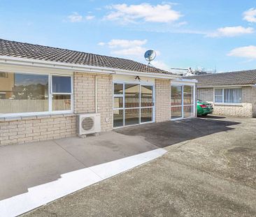 Refurbished unit in the heart of Papatoetoe! - Photo 1