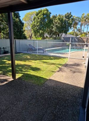 Furnished room near Parkwood tram stop - Photo 1