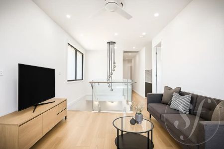 “Architecturally Designed 5-Bedroom Masterpiece” - Photo 4