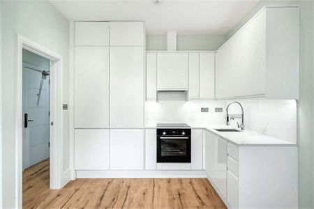 A newly refurbished one bedroom apartment set in a newly refurbished building moments from Kensington Olympia - Photo 3