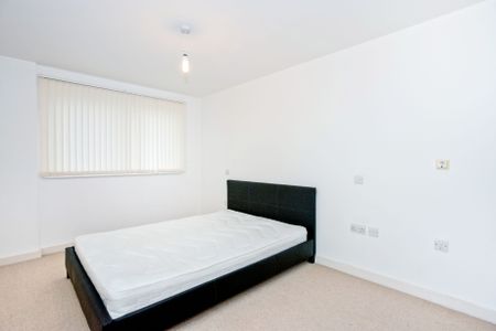 2 bedroom apartment to rent The Blue Building, Gunwharf Quays, Portsmouth, PO1 - Photo 2