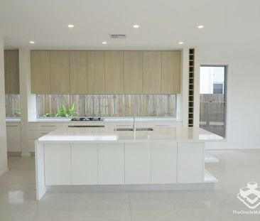 Executive Modern Designed Family Home - Photo 4