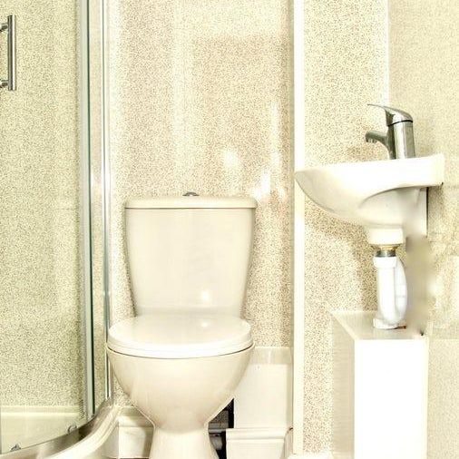 1 bedroom in a house share to rent - Photo 1