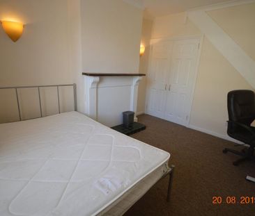 4 bedroom end of terrace house to rent - Photo 4