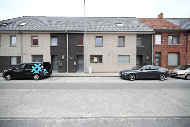 Ruime woning met 3 slaapkamers en uitweg - Photo 1