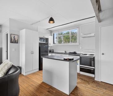 Warm, 3-Bedroom Furnished Flat in Prime Addington Location - Photo 6