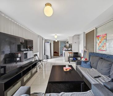 Modern home in Prime location with Solar Battery! - Photo 3