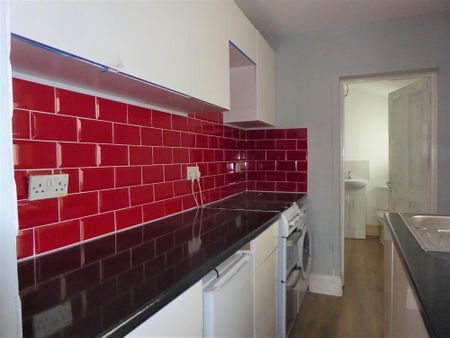 Available 3 Bed House - terraced - Photo 2