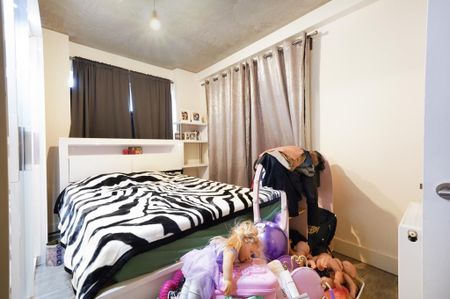 3 bedroom flat to rent - Photo 4