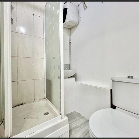Studio Flat, Romford Road, E7 - Photo 3
