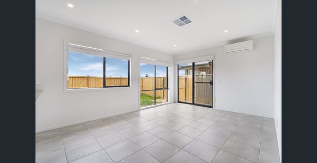 **RECEIVE ONE MONTH FREE RENT, ASK US HOW! Modern 4-Bedroom Home for Lease in Rockbank - Photo 1