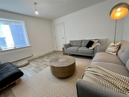 4 bedroom detached house to rent - Photo 4