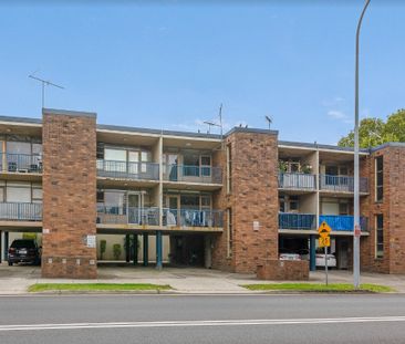 Minutes walk to Station & Shops!! - Photo 4