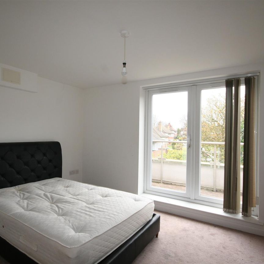 Arcadia Avenue, London - Photo 1