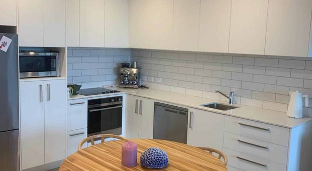 Modern 2 Bedroom Apartment with Carpark! - Photo 1