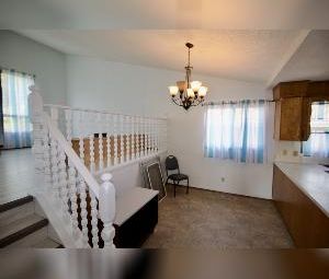 3 Bed 1.5 Bath Suite Single Garage Central Edmonton - Photo 4