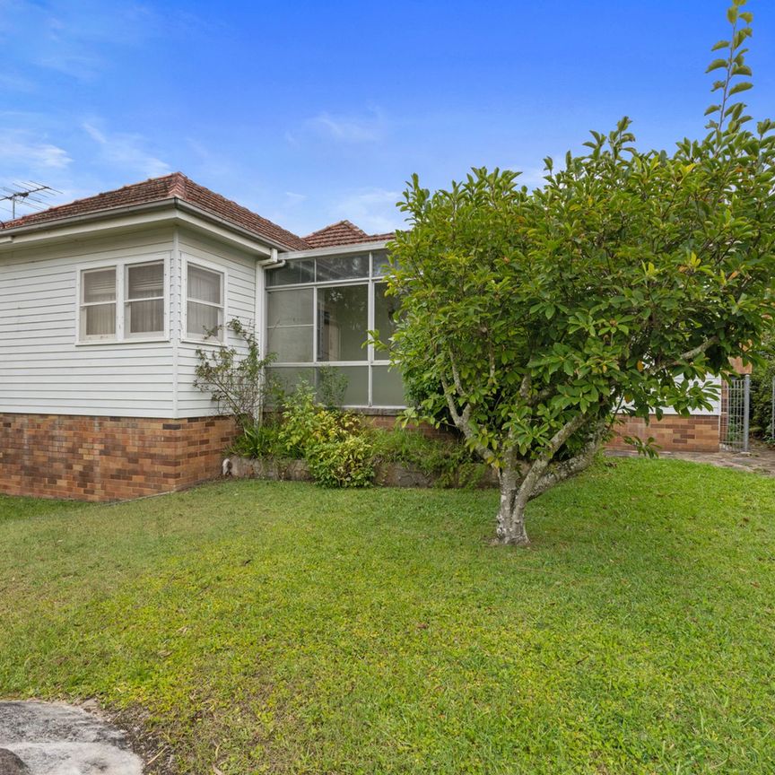 Two Bedroom Home on Large Block - Photo 1