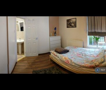 4 bedroom semi-detached house to rent - Photo 4