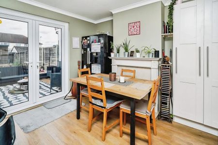 3 bedroom terraced house to rent - Photo 2