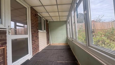 Stirling Close, Berkshire, SL4 - Photo 2