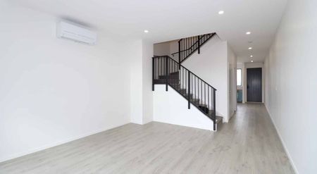 Stylish Home With 3 Bedroom In Flat Bush - Photo 3