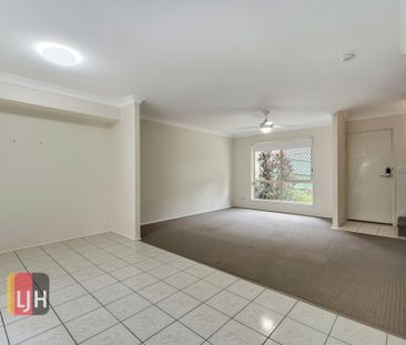 FULLY AIR CONDITIONED, 3 BEDROOM TOWNHOUSE ! - Photo 3