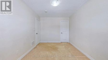 1022 BYRON STREET N - Photo 2