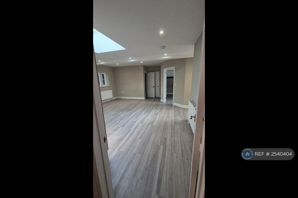 1 bedroom in a flat share to rent - Photo 1