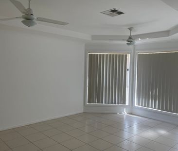 Large Living! Executive Style Home.. - Photo 2