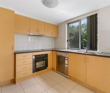 3 Bed Townhouse Great Location - Photo 3