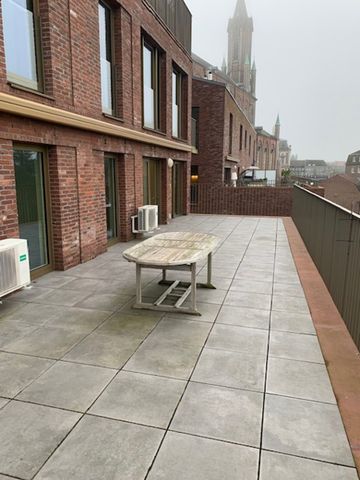 Centraal gelegen tweeslaapkamer appartement met groot terras - Photo 4