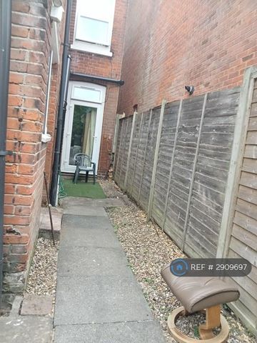 4 bedroom semi-detached house to rent - Photo 5