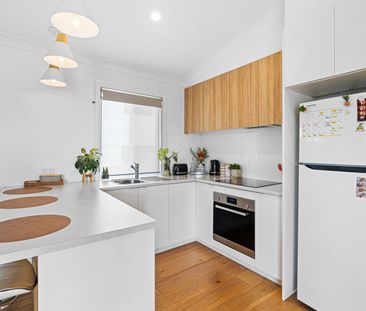 TRENDY TWO BEDROOM FLAT WITH DIRECT STREET ACCESS! - Photo 4