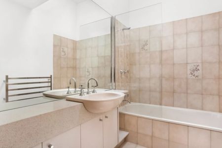 Character, Courtyards & City Buzz – All in One Richmond Package! - Photo 3