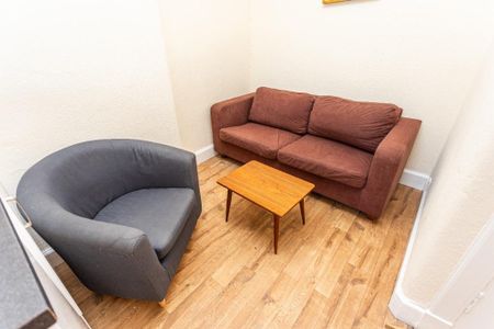 3 bedroom flat to rent - Photo 2